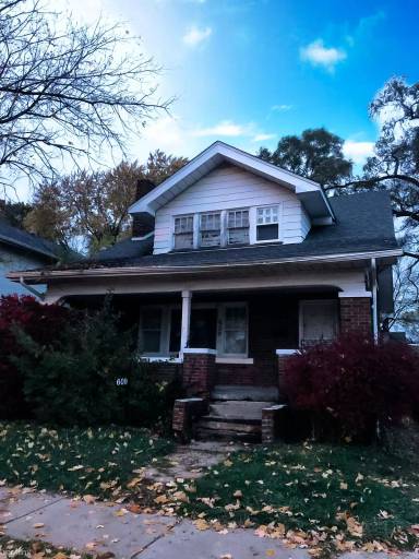 Main picture of 609 E McClellan St