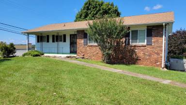Main picture of 105 Londonderry Rd