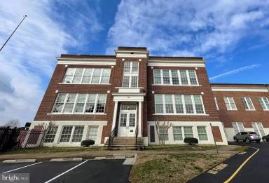 Main picture of 900 Barton St