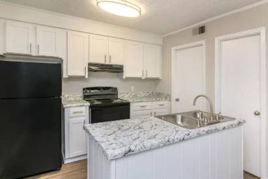 Main picture of 4690 Log Cabin Dr