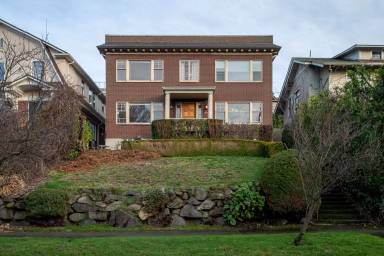 Main picture of 2726 Franklin Ave E