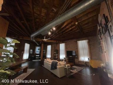 Main picture of 401 N Milwaukee Ave