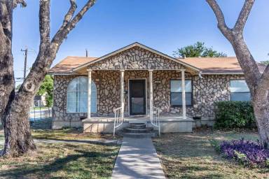 Main picture of 451 W Wildwood