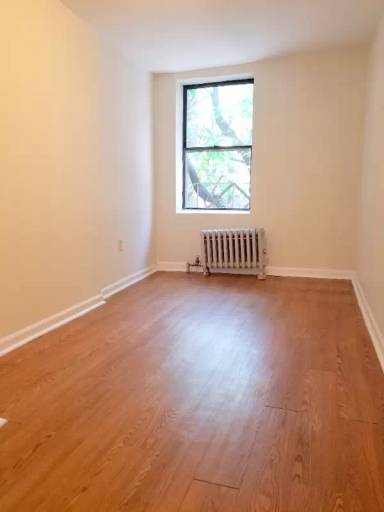 Main picture of 350 E 19th St
