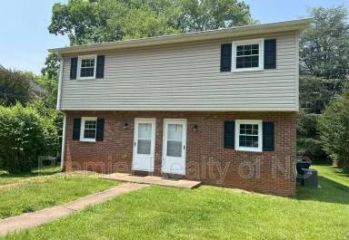 Main picture of 245 N Oak St