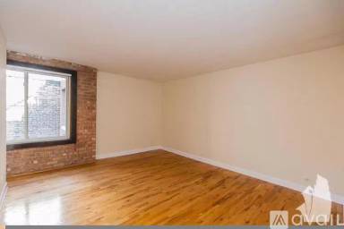 Main picture of 1220 N La Salle Dr