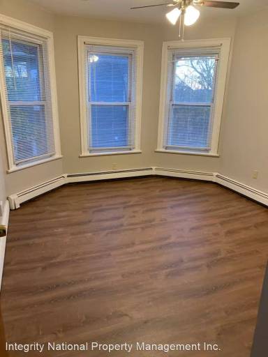 Main picture of 180 N Clinton St
