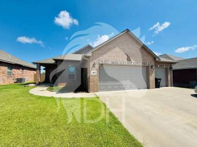 Main picture of 924 N Creek Dr
