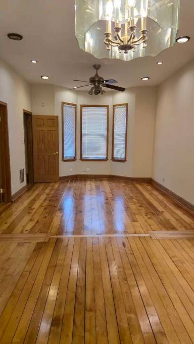 Main picture of 907 W 71st St