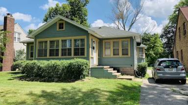 Main picture of 208 Kedzie St