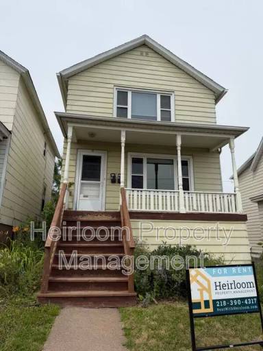 Main picture of 15 E 8th St