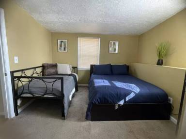 Main picture of 888 W Lombard St