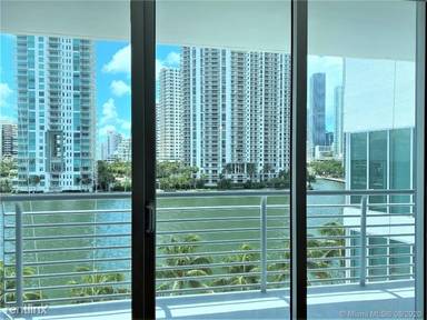 Main picture of 320 S Biscayne Blvd
