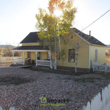 Main picture of 1927 Kelty Rd