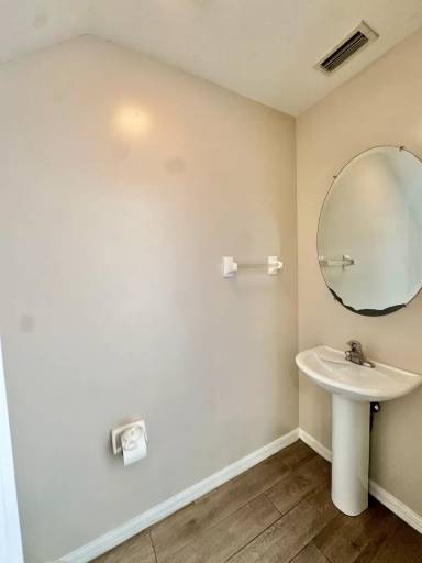 Main picture of 924 Hampton Cir