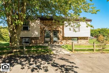 Main picture of 301 W Hobart St