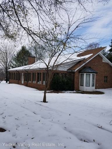Main picture of 863 W Main St