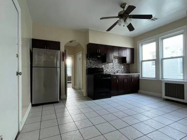 Main picture of 1572 Leslie St