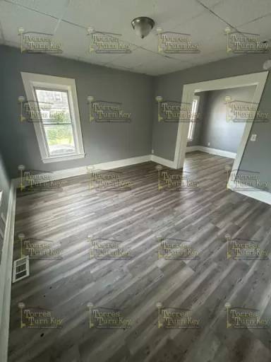 Main picture of 1560 E Main St