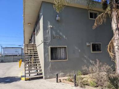 Main picture of 3829 Wall St