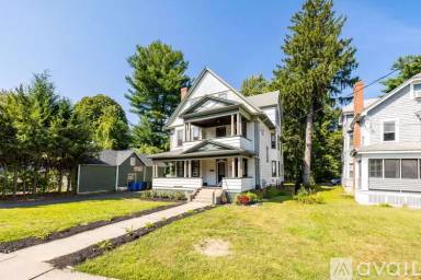 Main picture of 978 West Blvd