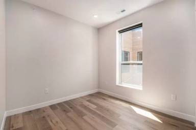 Main picture of 300 S 13th St