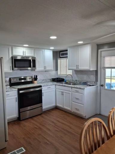 Main picture of 8071 Dinsmore St