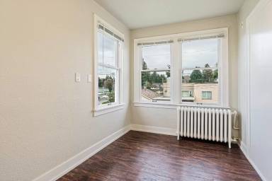 Main picture of 423 2nd St NE