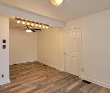 Main picture of 411-415 Railroad St