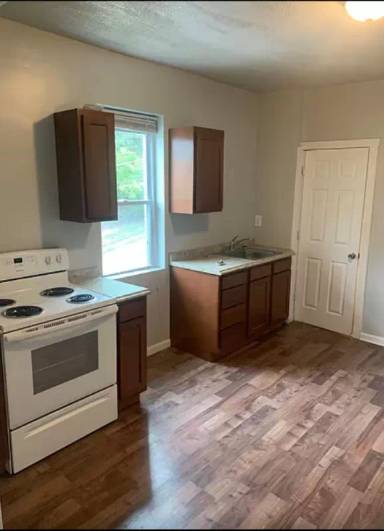 Main picture of 598 Pine St