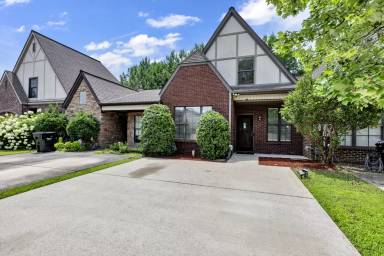 Main picture of 1017 Ashwood Dr
