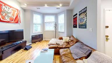 Main picture of 916 W Roscoe St