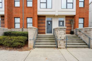 Main picture of 440 N McDowell St