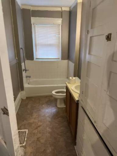 Main picture of 889 Raymond St