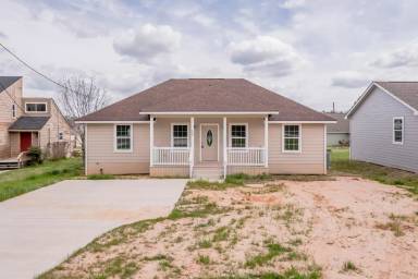 Main picture of 102 Shorewood Dr