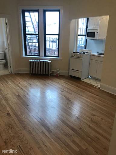 Main picture of 218 W 10th St