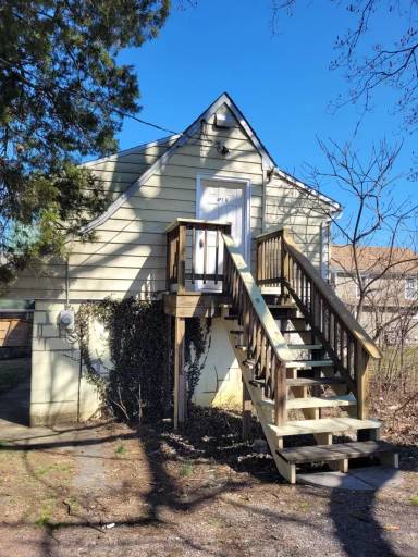 Main picture of 212 N Queen St