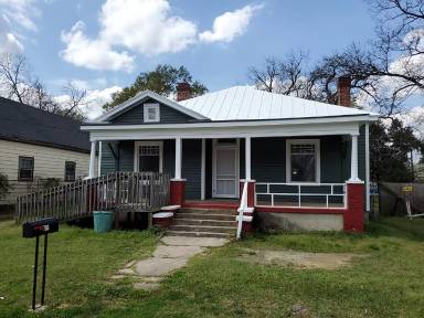 Main picture of 703 Tuttle St