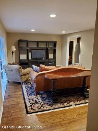 Main picture of 2518 E 7th St