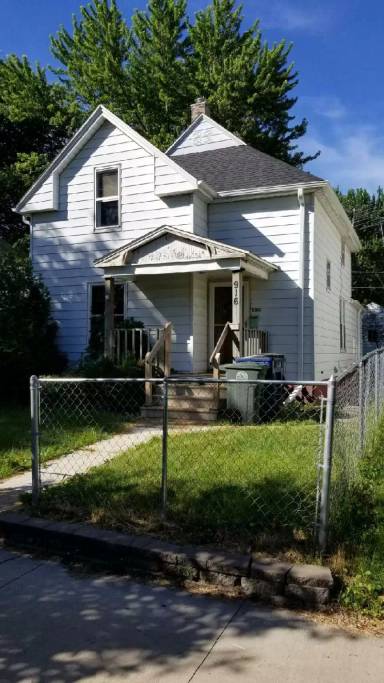 Main picture of 908 Wellington St