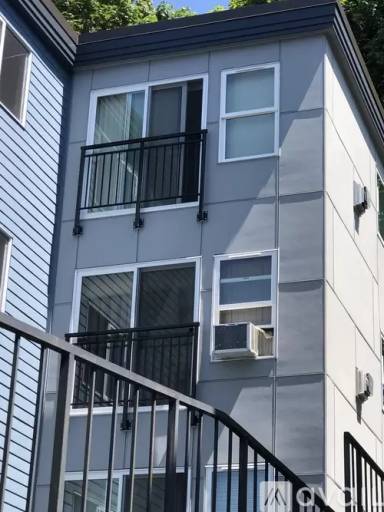 Main picture of 1122 10th Ave E