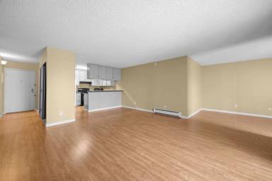 Main picture of 3460 S Poplar St