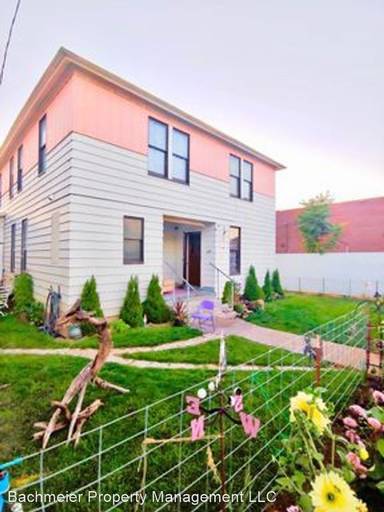 Main picture of 241 SE 3rd St