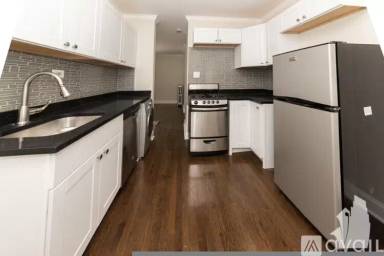 Main picture of 646 W Roscoe St