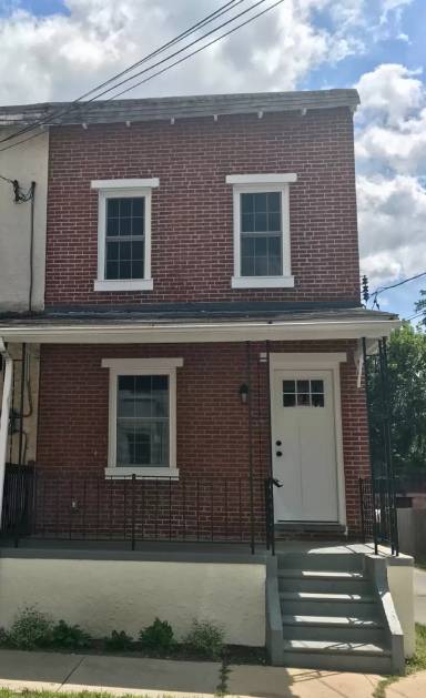 Main picture of 224 W Lafayette St