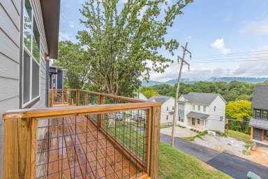 Main picture of 618 Ladd Ave