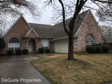 Main picture of 920 Carousel Dr