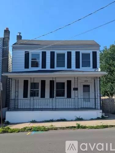 Main picture of 127 Center St