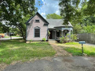 Main picture of 901 E Bowie St