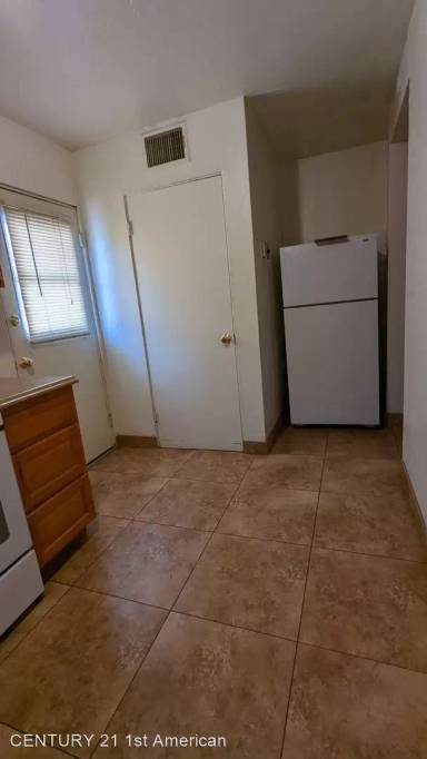 Main picture of 1050 E 7th St